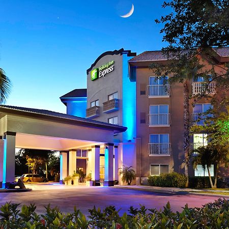 ホリデイ イン エクスプレス ネープルズ ダウンタウン 5Th アベニュー North North Naples エクステリア 写真