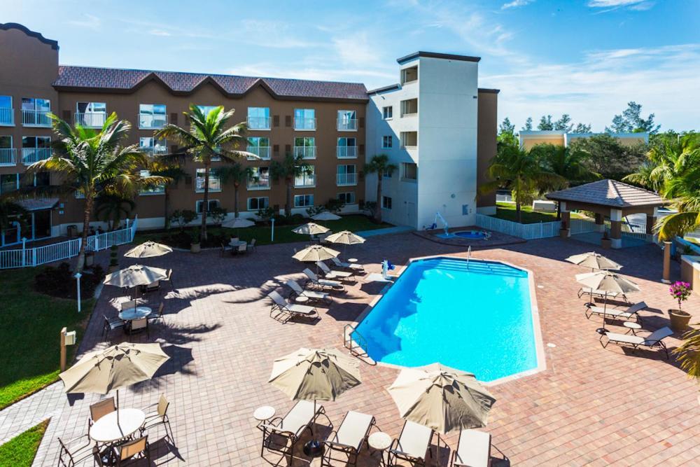 ホリデイ イン エクスプレス ネープルズ ダウンタウン 5Th アベニュー North North Naples エクステリア 写真