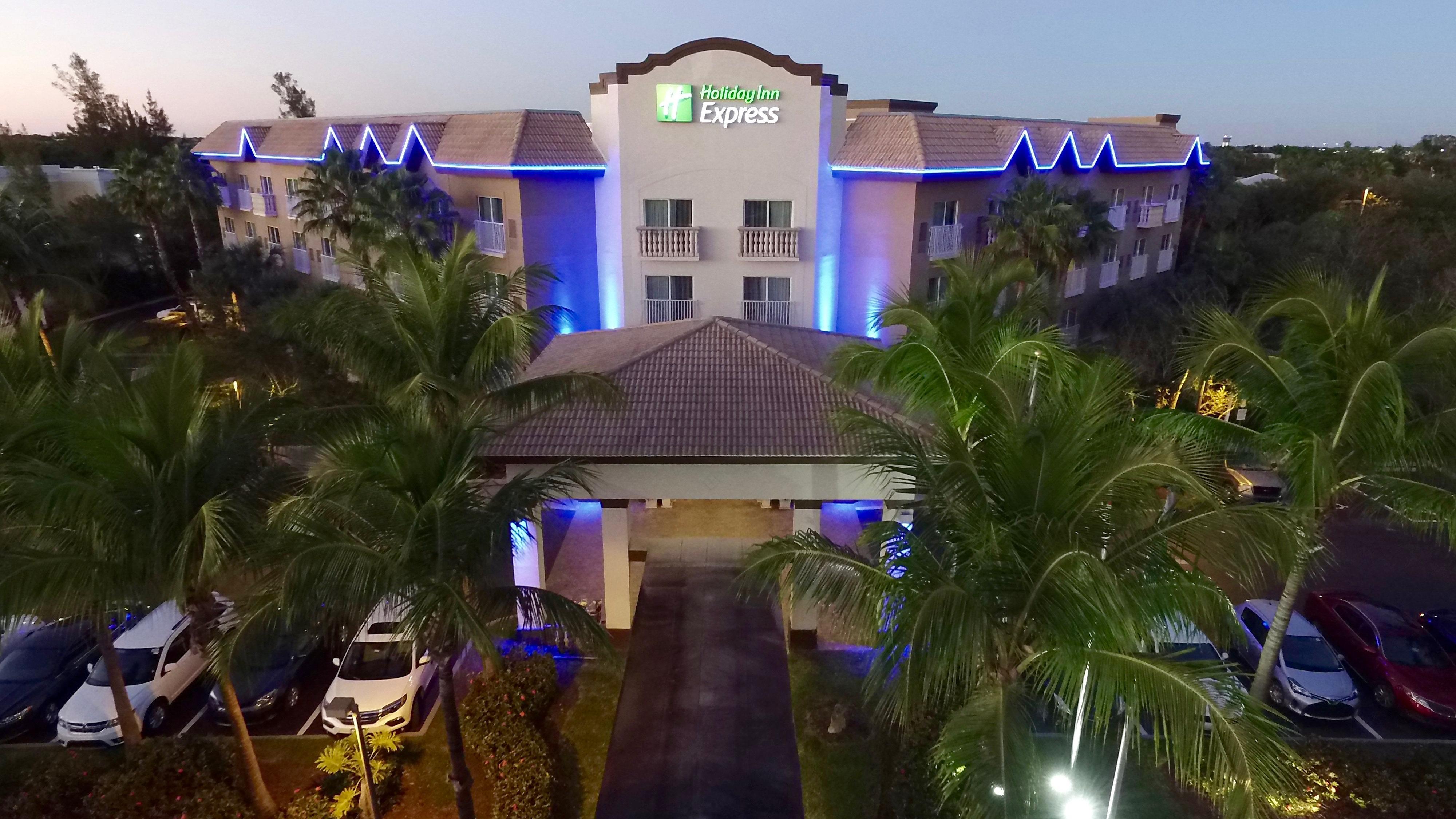 ホリデイ イン エクスプレス ネープルズ ダウンタウン 5Th アベニュー North North Naples エクステリア 写真